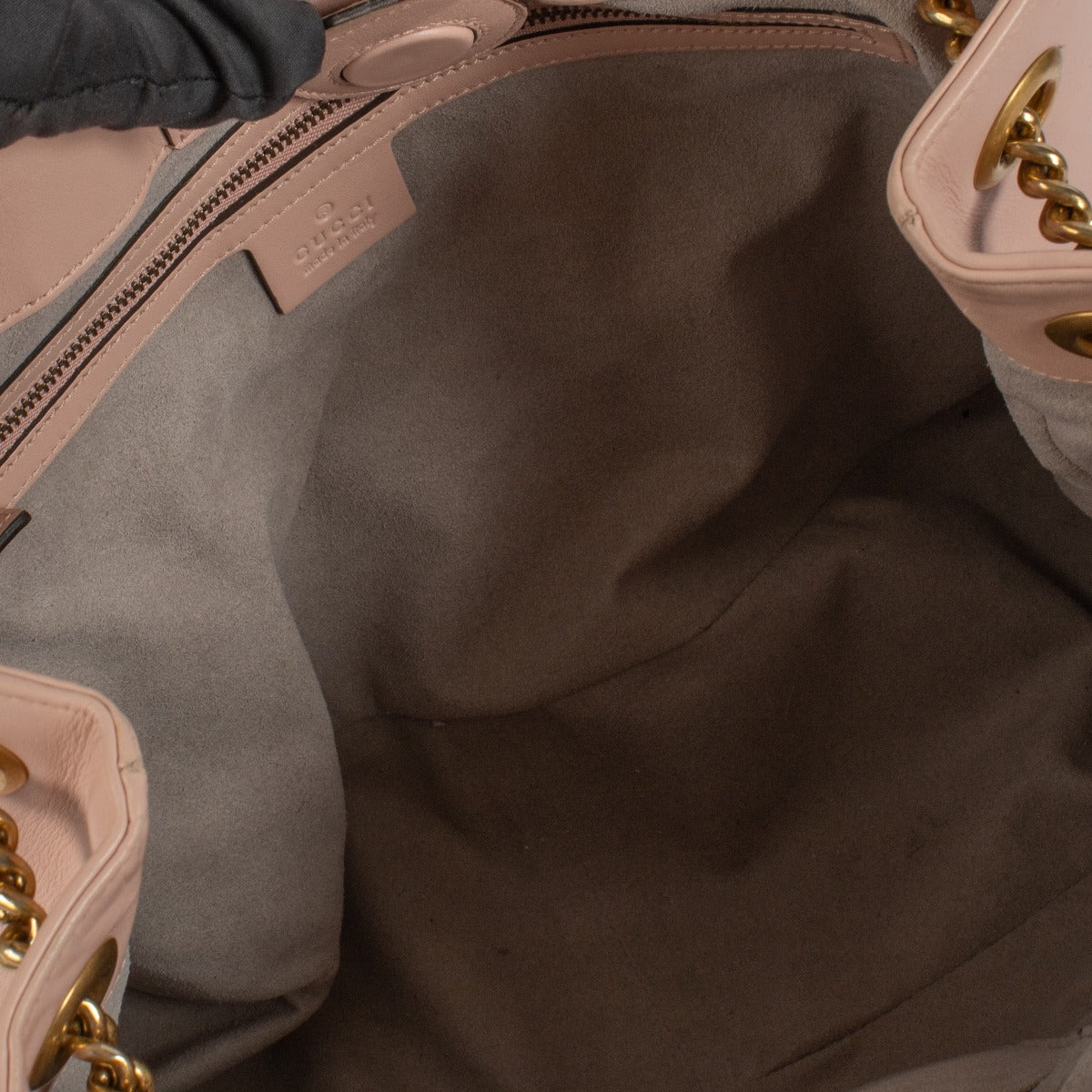 Shop safe online at Labellov in Antwerp, Brussels and Knokke this 100% authentic second hand Gucci Old Rose GG Marmont Matelasse Tote Bag