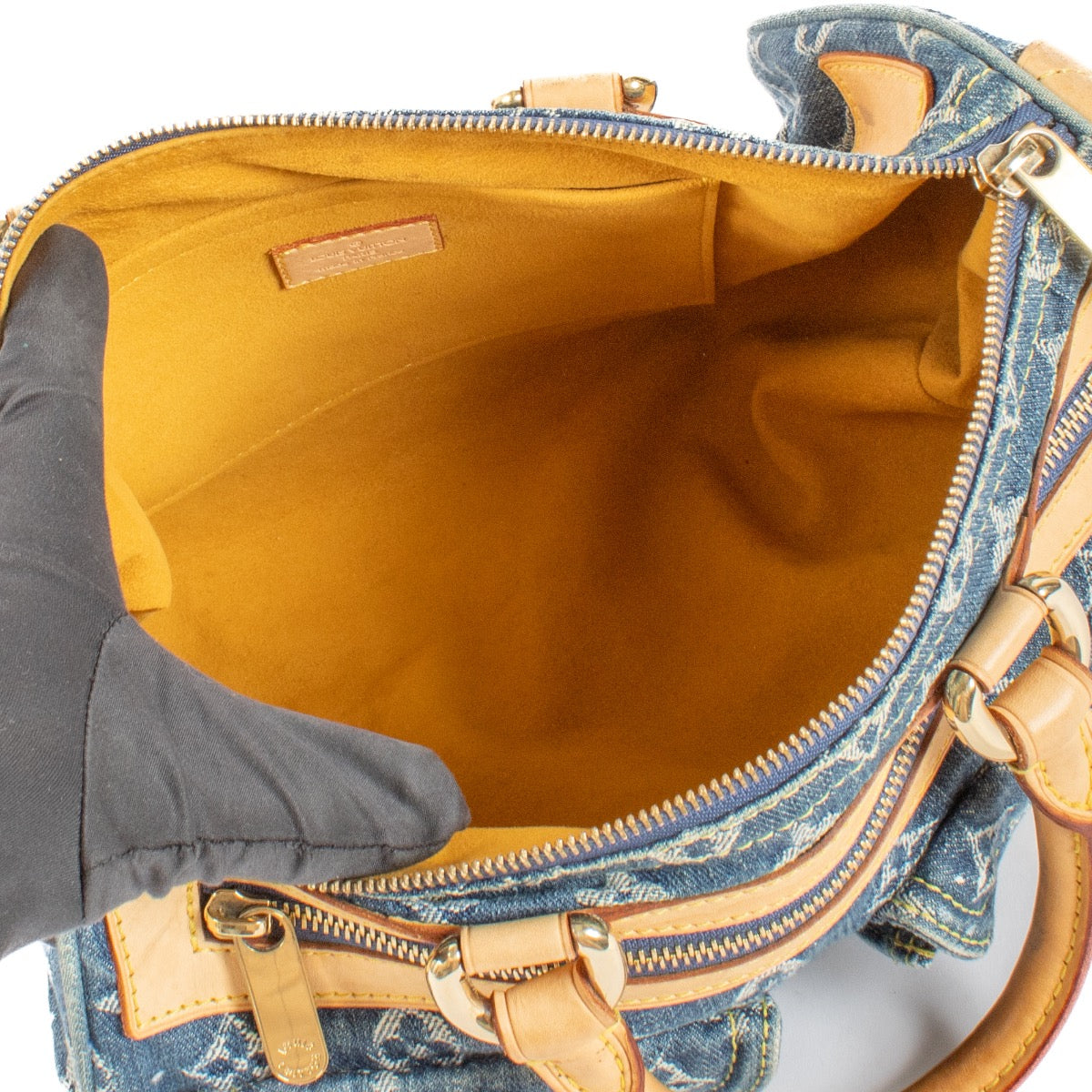 Louis Vuitton Denim Neo Speedy Bag for the best price at Labellov secondhand luxury in Antwerp and Knokke. Come try before you buy.