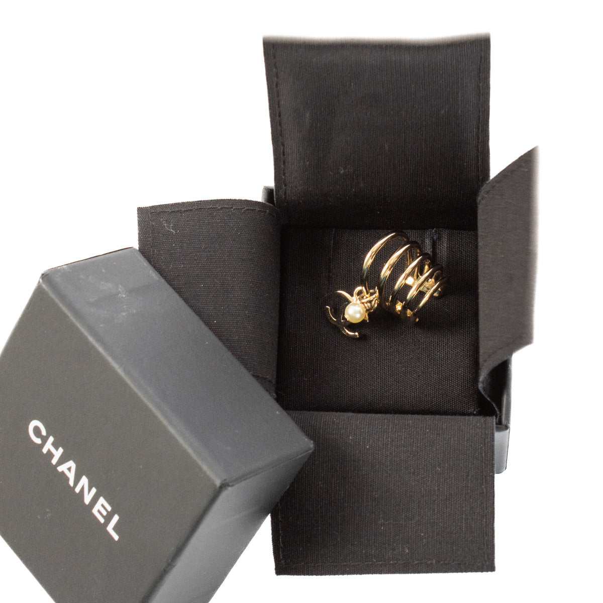Chanel 22C Faux Pearl CC Ear Cuff aan de beste prijs bij Labellov tweedehands luxe in Antwerpen en Knokke. Koop en verkoop aan de beste prijs.
