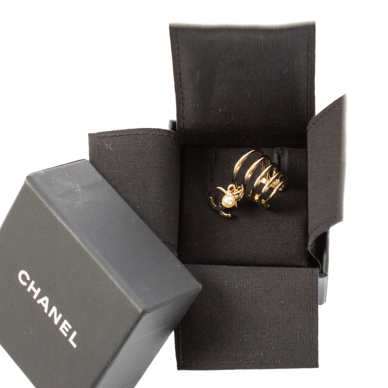 Chanel 22C Faux Pearl CC Ear Cuff aan de beste prijs bij Labellov tweedehands luxe in Antwerpen en Knokke. Koop en verkoop aan de beste prijs.