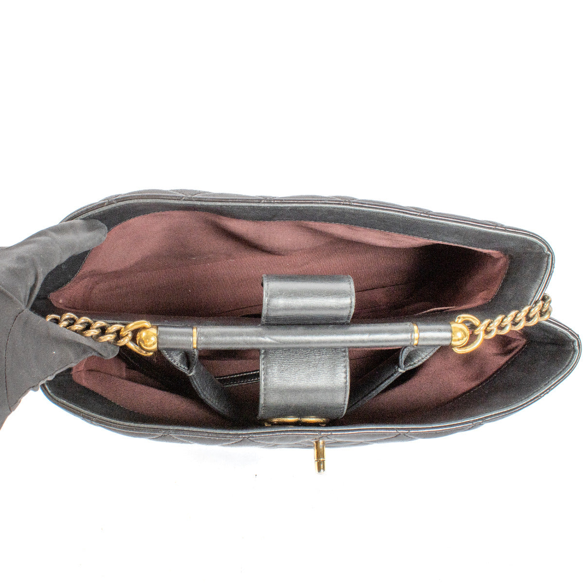 Sac cabas Chanel en veau glacé matelassé avec barre dorée