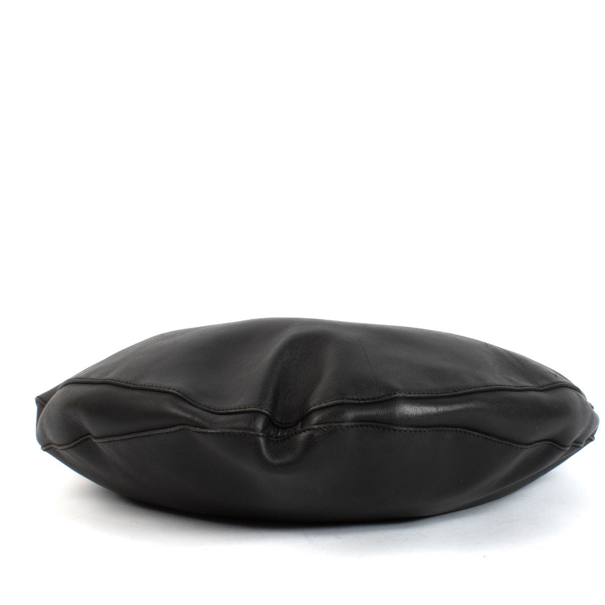 Shop safe online at Labellov in Antwerp and Knokke this 100% authentic second hand Gucci Black Hobo Bag