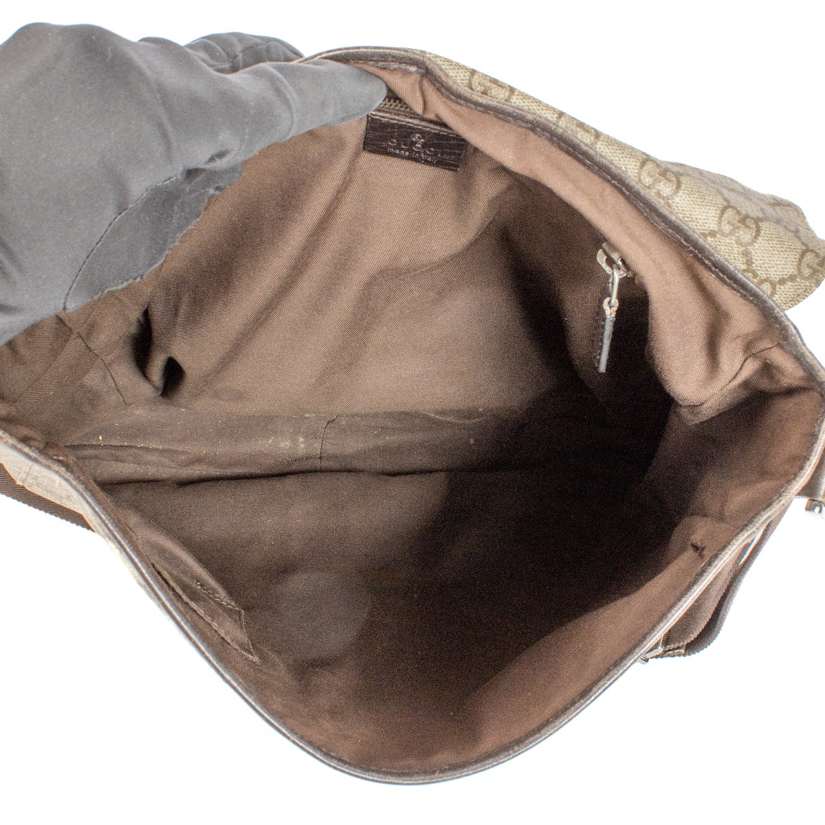 Shop safe online at Labellov in Antwerp, Brussels and Knokke this 100% authentic second hand designer Gucci GG Supreme Messenger Crossbody Bag