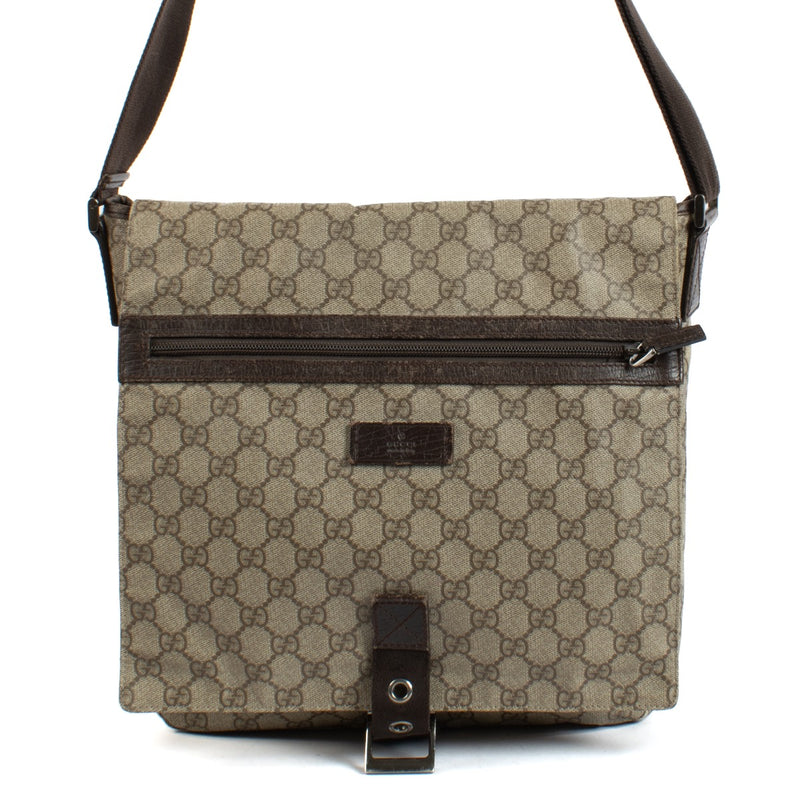 Shop safe online at Labellov in Antwerp, Brussels and Knokke this 100% authentic second hand designer Gucci GG Supreme Messenger Crossbody Bag