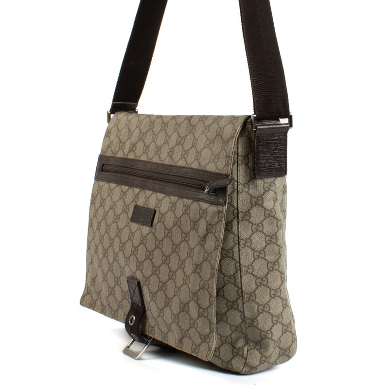 Shop safe online at Labellov in Antwerp, Brussels and Knokke this 100% authentic second hand designer Gucci GG Supreme Messenger Crossbody Bag
