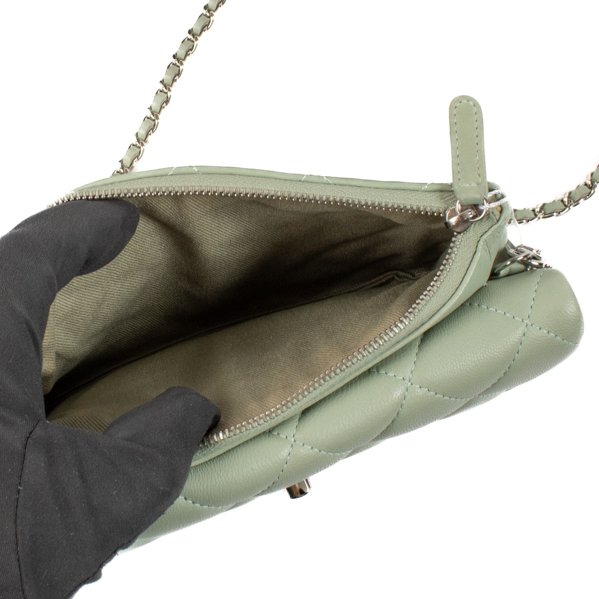 shop 100% authentic second hand Chanel Green Quilted Lambskin Daily Zippy Flap Clutch on Labellov.com