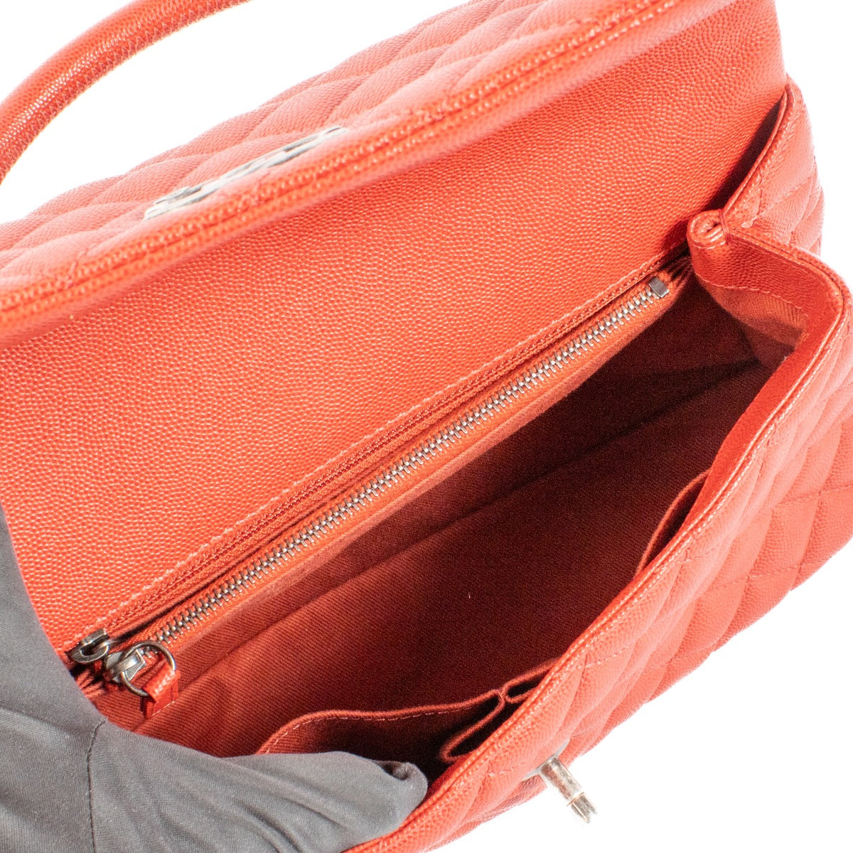 Shop safe online at Labellov in Antwerp, Brussels and Knokke this 100% authentic second hand designer Chanel Red Caviar Medium Coco Handle