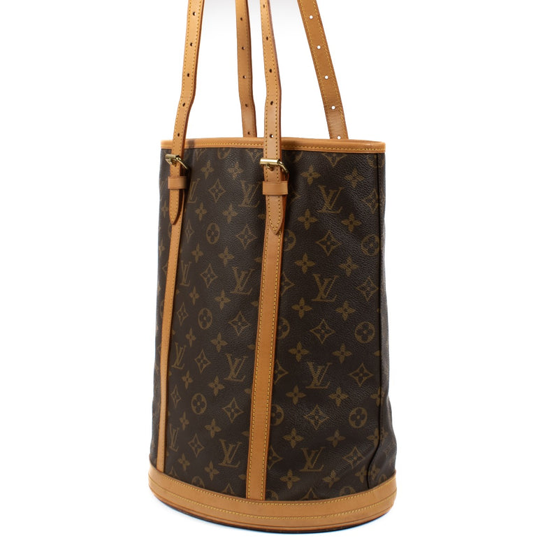 Shop safe online at Labellov in Antwerp, Brussels and Knokke this 100% authentic second hand Louis Vuitton Monogram Bucket Shoulder Bag