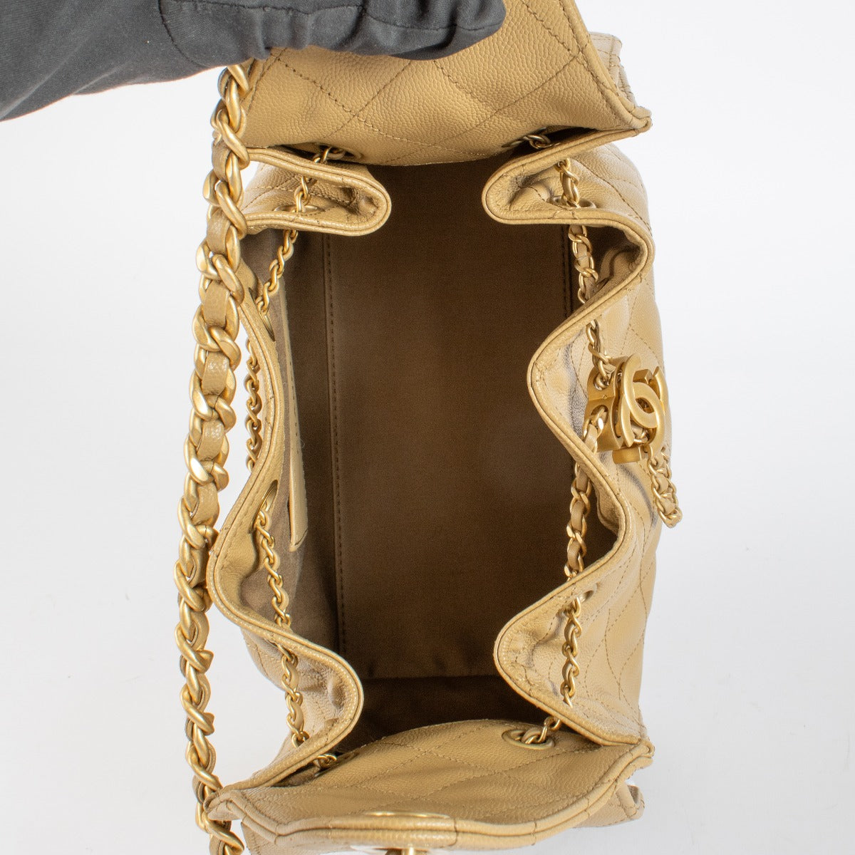 Chanel Classic Small Flap Bag 25 cm in beige caviar leather with gold hardware. A timeless Chanel icon in very good pre-loved condition.