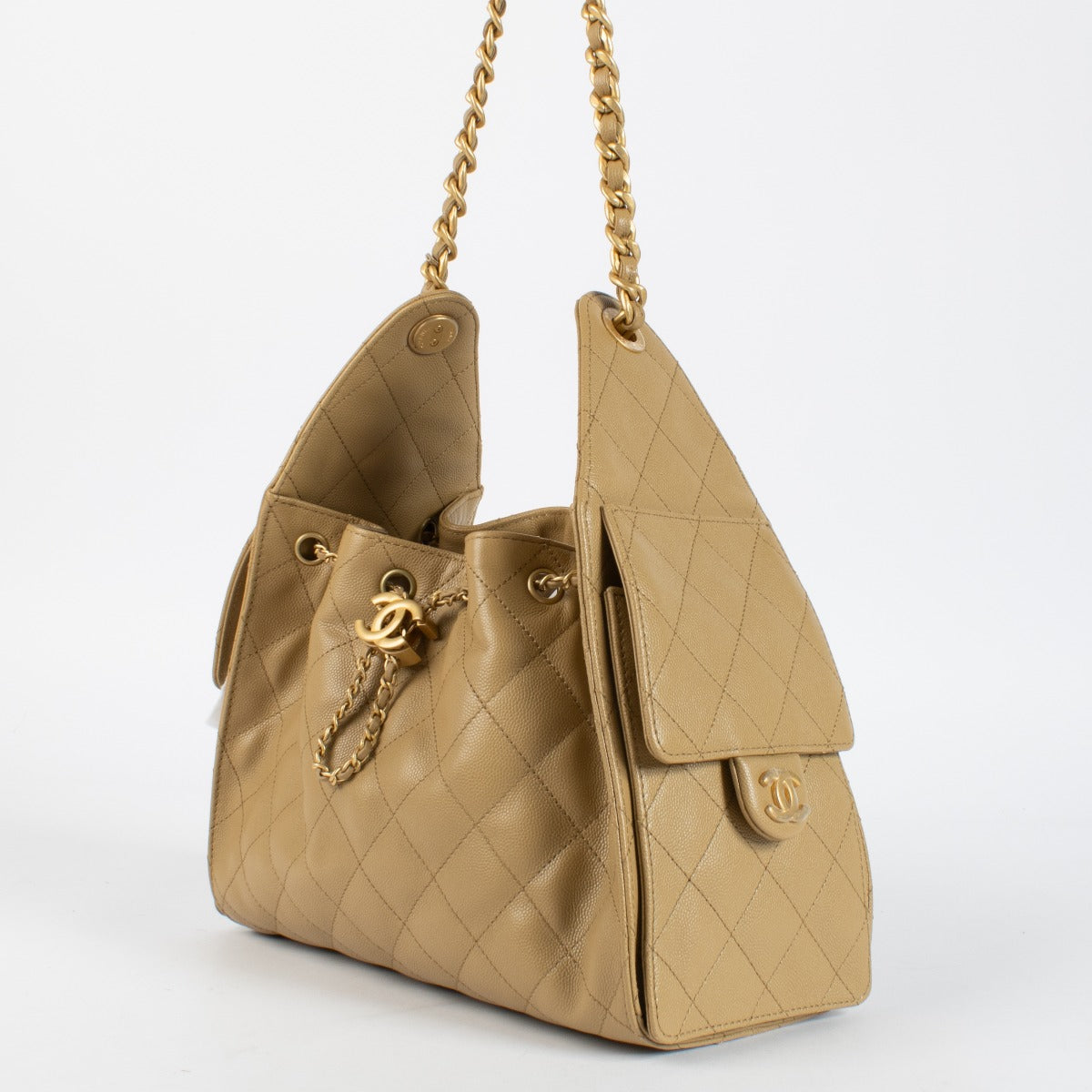 Chanel Classic Small Flap Bag 25 cm in beige caviar leather with gold hardware. A timeless Chanel icon in very good pre-loved condition.