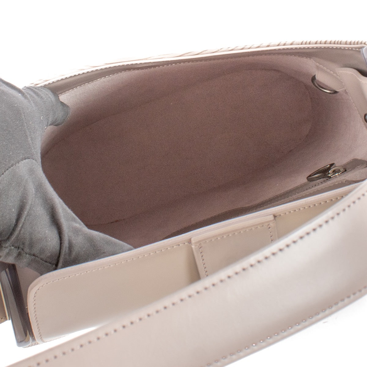 Shop safe online at Labellov in Antwerp, Brussels and Knokke this 100% authentic second hand Louis Vuitton Lilac Epi Leather Verseau Shoulder Bag