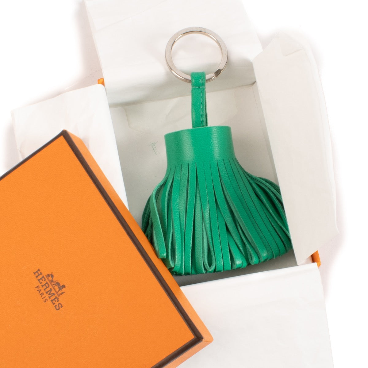 Hermès Menthe Carmen Key Ring aan de beste prijs bij Labellov tweedehands designer handtassen en accessoires.