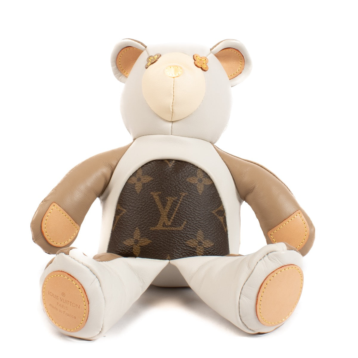 Shop safe online at Labellov in Antwerp, Brussels and Knokke this 100% authentic second hand Louis Vuitton Beige Leather Doudou Teddy Bear. Veilig online tweedehands authentieke Louis Vuitton Beige Leather Doudou Teddy Bear kopen bij Labellov.