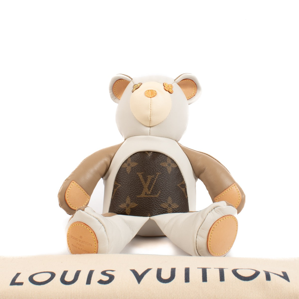 Shop safe online at Labellov in Antwerp, Brussels and Knokke this 100% authentic second hand Louis Vuitton Beige Leather Doudou Teddy Bear. Veilig online tweedehands authentieke Louis Vuitton Beige Leather Doudou Teddy Bear kopen bij Labellov.