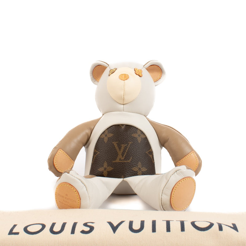 Shop safe online at Labellov in Antwerp, Brussels and Knokke this 100% authentic second hand Louis Vuitton Beige Leather Doudou Teddy Bear. Veilig online tweedehands authentieke Louis Vuitton Beige Leather Doudou Teddy Bear kopen bij Labellov.