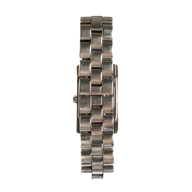 Hier ziet u de achterkant van het Baume et Mercier Hampton Ladies Watch verkrijgbaar bij Labellov in Antwerpen en Knokke. Koop aan de beste prijs bij Labellov.