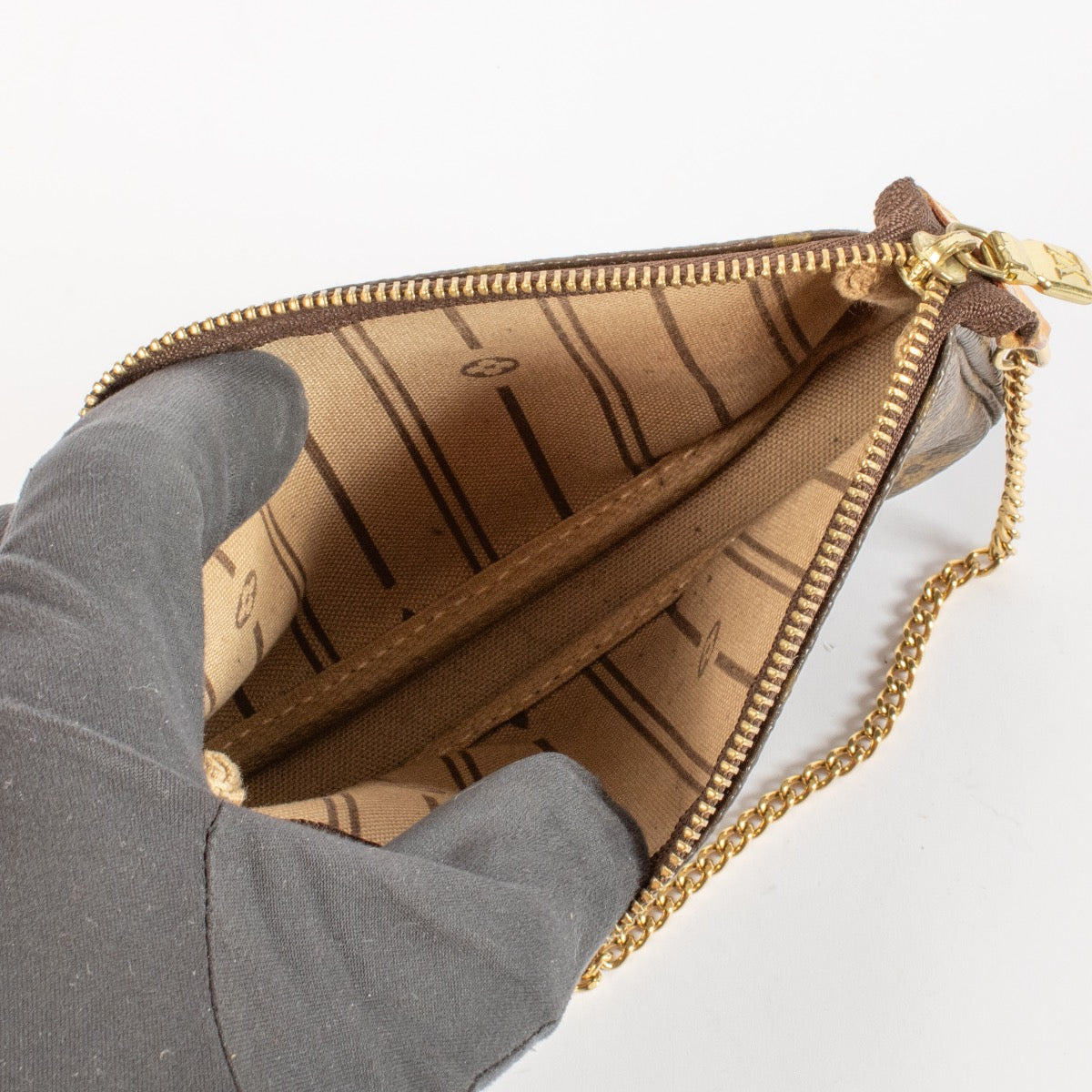 Shop safe online at Labellov in Antwerp, Brussels and knokke this 100% authentic second hand Louis Vuitton Monogram Trunks and Bags Mini Pochette