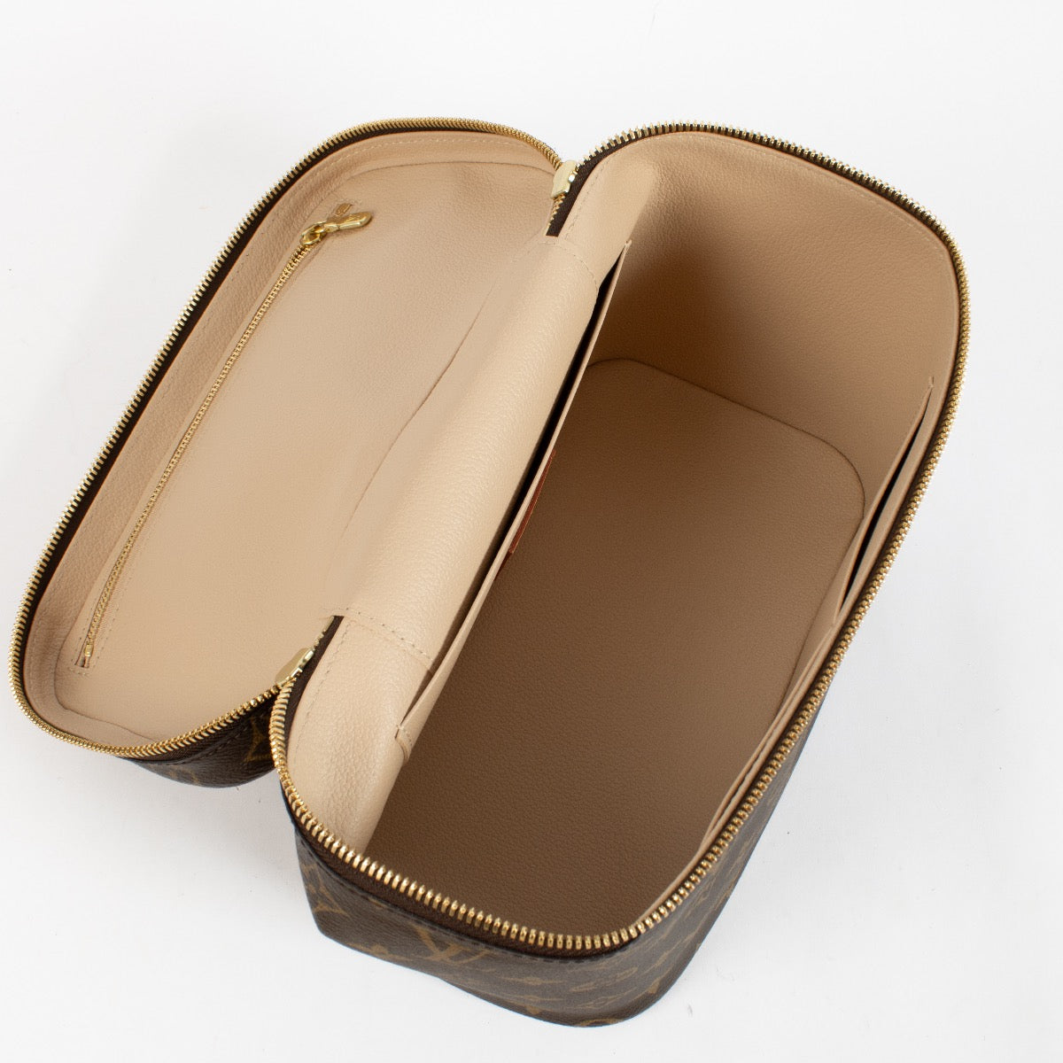 Shop safe online at Labellov in Antwerp, Brussels and Knokke this 100% authentic second hand Louis Vuitton Monogram Nice BB Toiletry Bag