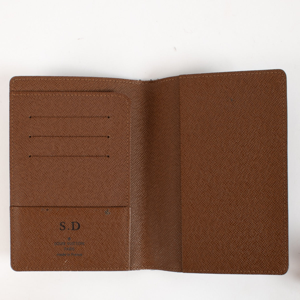 Shop safe online at Labellov in Antwerp, Brussels and KNokke this 100% authentic second hand Louis Vuitton Monogram Passport Holder