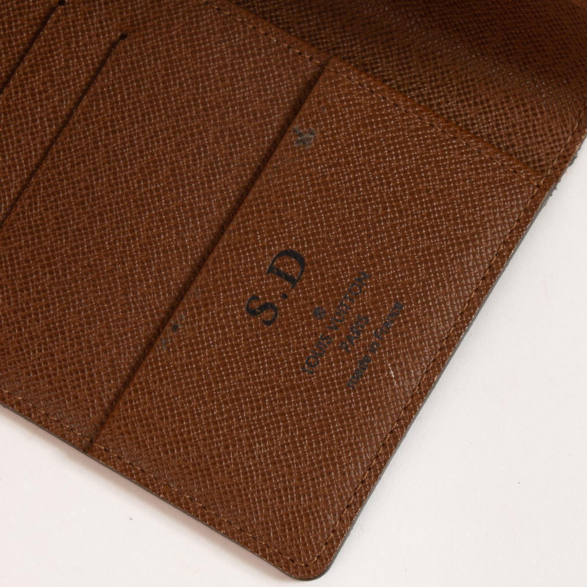 Shop safe online at Labellov in Antwerp, Brussels and KNokke this 100% authentic second hand Louis Vuitton Monogram Passport Holder