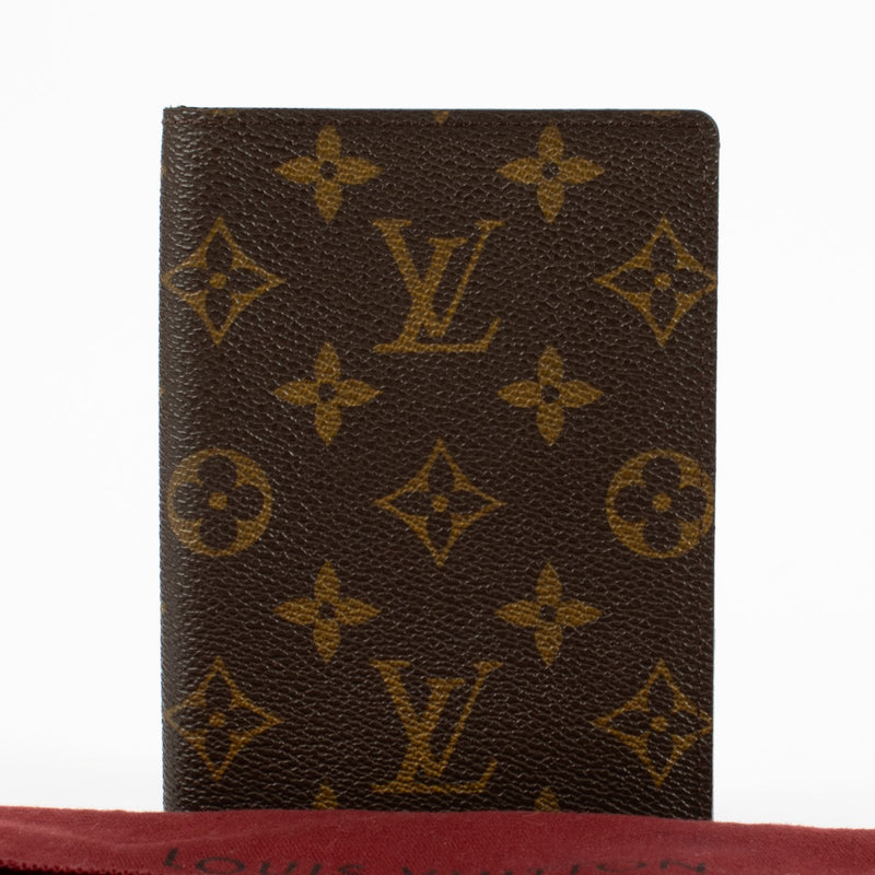 Shop safe online at Labellov in Antwerp, Brussels and KNokke this 100% authentic second hand Louis Vuitton Monogram Passport Holder