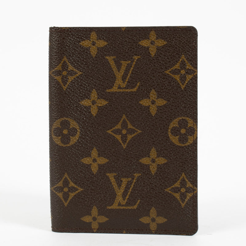 Shop safe online at Labellov in Antwerp, Brussels and KNokke this 100% authentic second hand Louis Vuitton Monogram Passport Holder