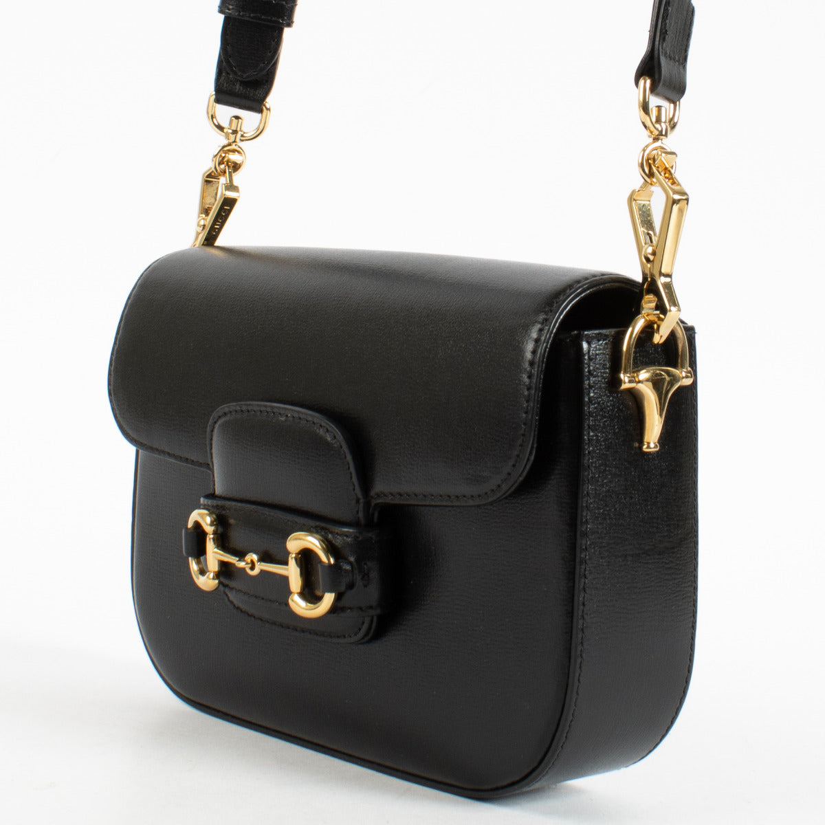 The Gucci Horsebit 1955 Small Bag in black leather is a contemporary tribute to Gucci’s storied equestrian heritage, reimagined for the modern wardrobe.
