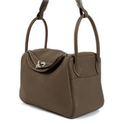 Shop safe online at Labellov in Antwerp, Brussels and Knokke this 100% authentic second hand Hermès Etoupe Taurillon Clemence Lindy 26