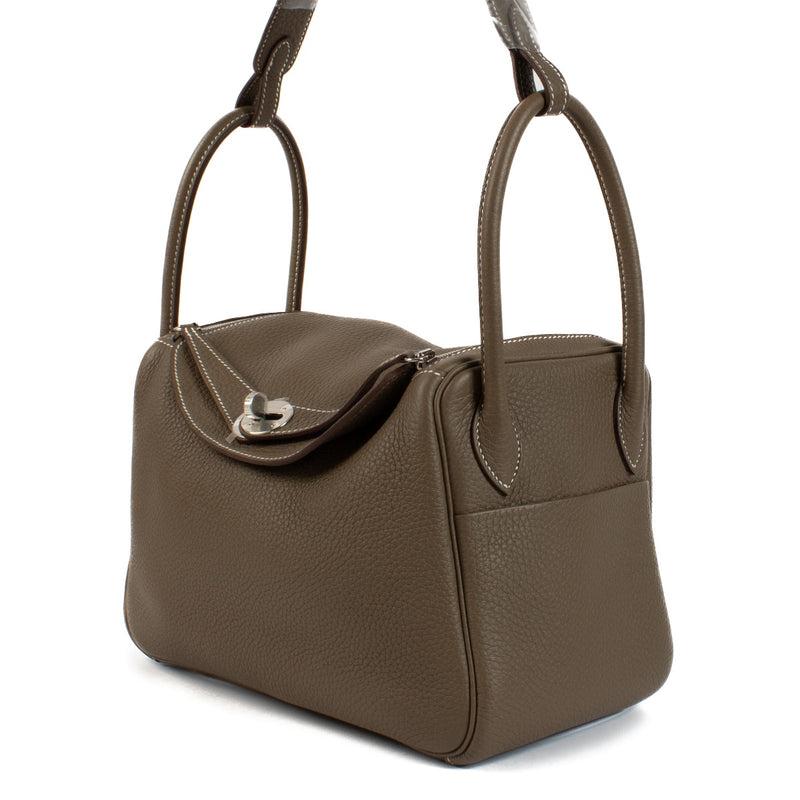 Shop safe online at Labellov in Antwerp, Brussels and Knokke this 100% authentic second hand Hermès Etoupe Taurillon Clemence Lindy 26