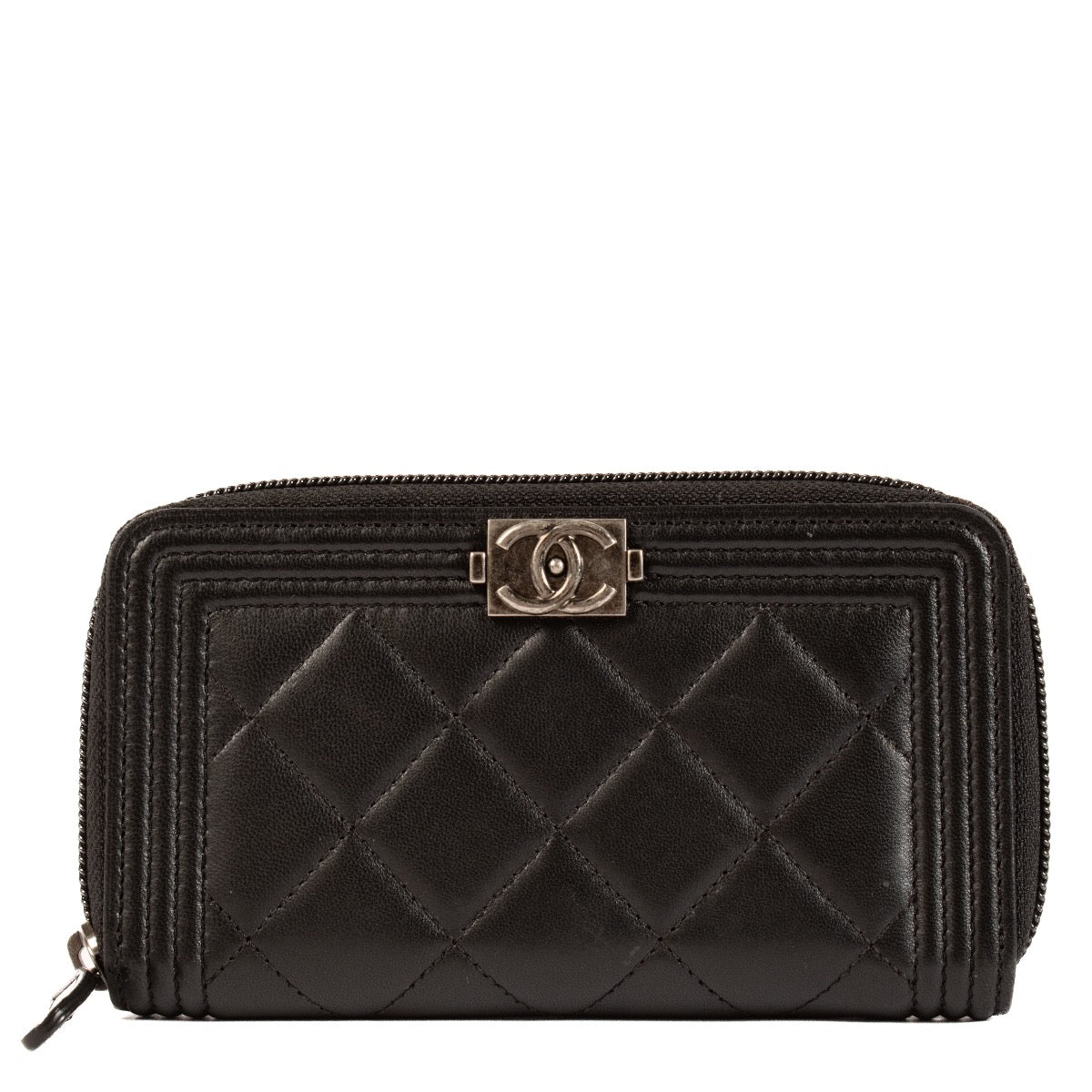 Shop safe online at Labellov in Antwerp, Brussels and Knokke this 100% authentic second hand Chanel Black Boy Wallet