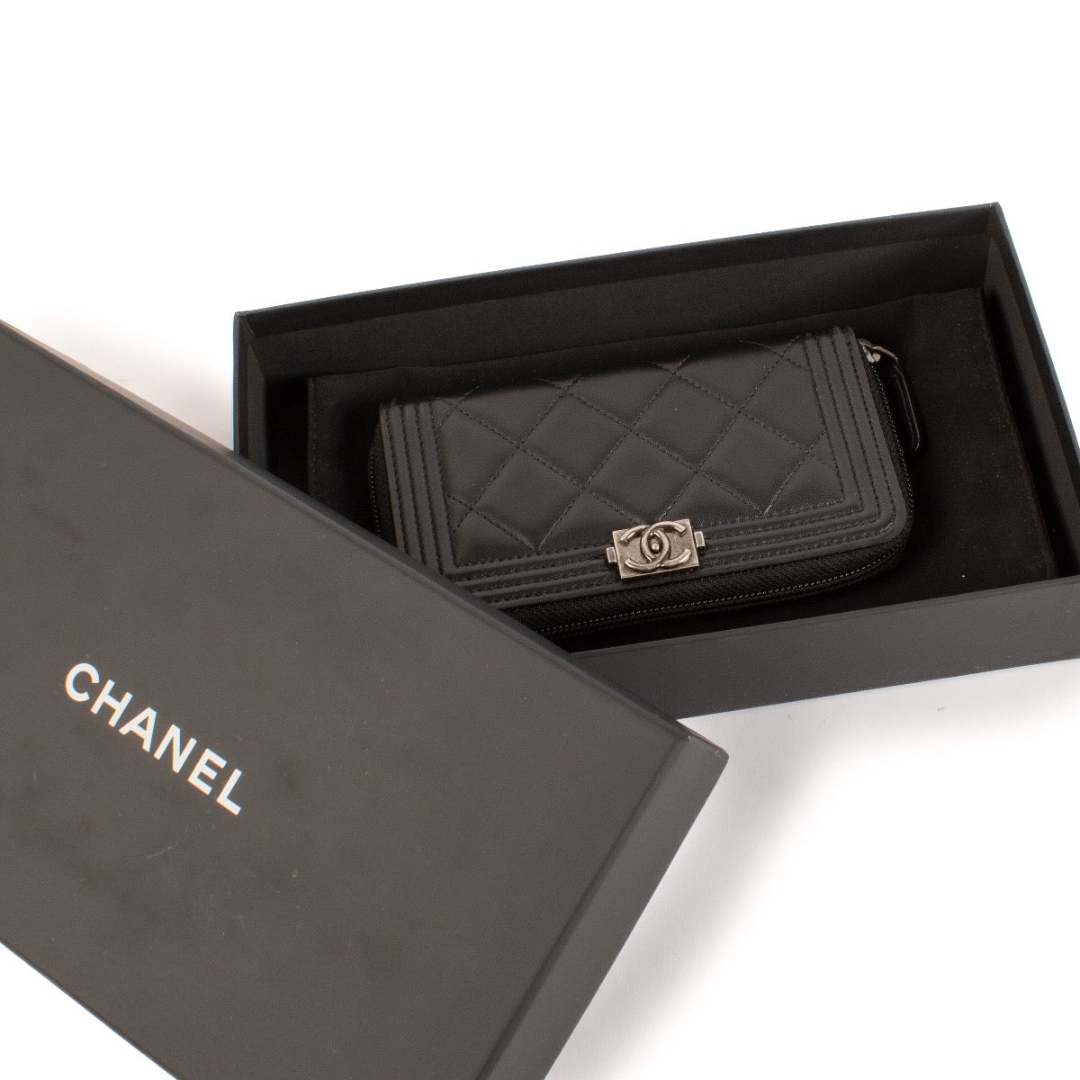 Shop safe online at Labellov in Antwerp, Brussels and Knokke this 100% authentic second hand Chanel Black Boy Wallet
