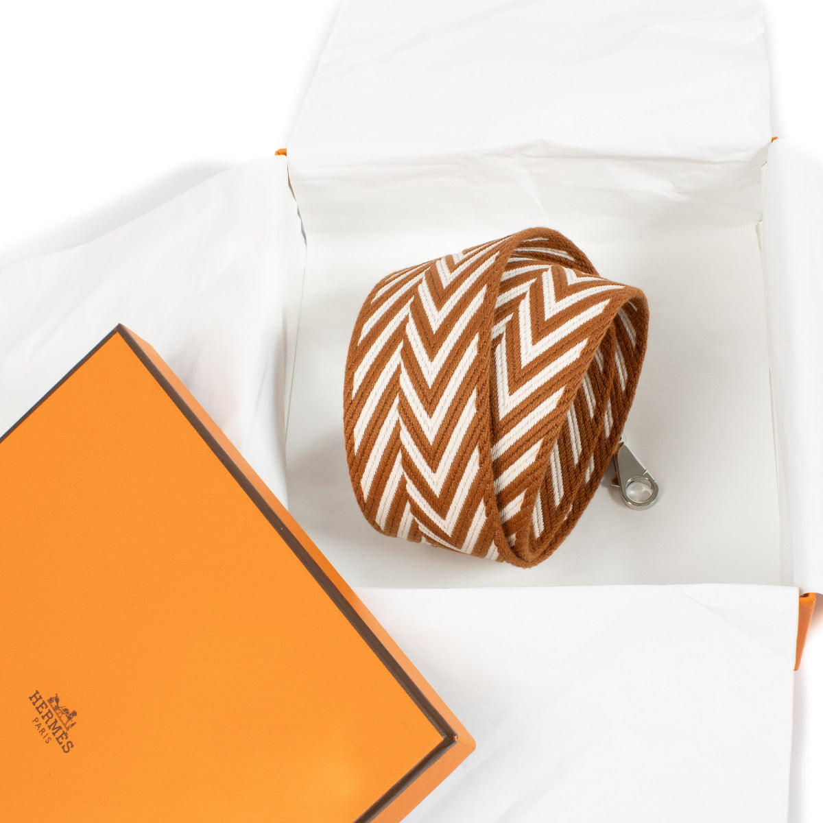 Bent u op zoek naar een authentieke riem van Hermès? Bestel Hermès Cognac ZigZag Sangle 50 Strap bij Labellov.