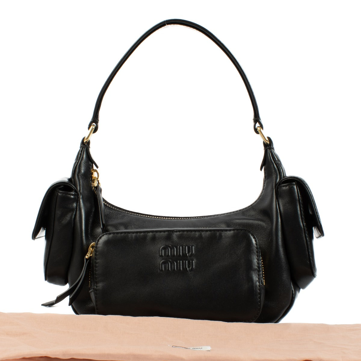 Miu Miu Black Nappa Leather Pocket Shoulder Bag aan de beste prijs bij Labellov tweedehands luxe in Antwerpen en Knokke. Wij kopen en verkopen steeds uw tassen aan de beste prijs en met het grootste gemak.