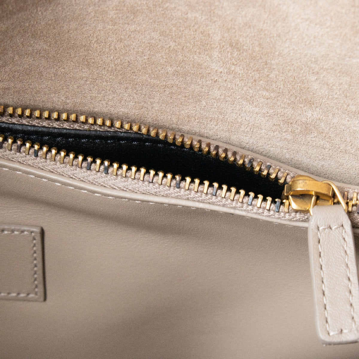 Authentic second-hand Saint Laurent Beige Shoulder Bag on labellov.com