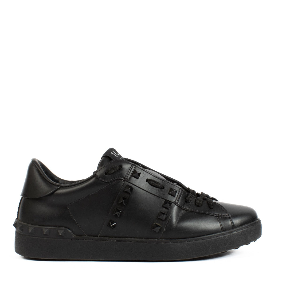 shop 100% authentic second hand Valentino Garavani Black Rockstud Sneakers - Size 40 1/2 on Labellov.com