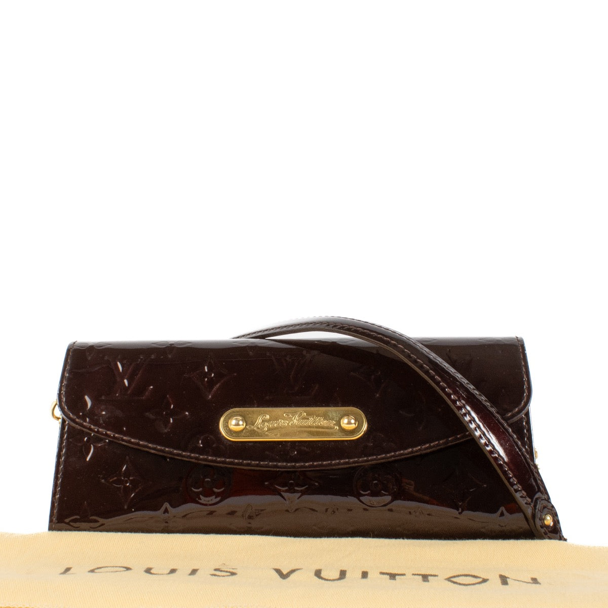 Shop safe online at Labellov in Antwerp, Brussels and Knokke this 100% authentic second hand Louis Vuitton Amarante Vernis Sunset Boulevard Clutch. Veilig online kopen van een authentiek Louis Vuitton Amarante Vernis Sunset Boulevard Clutch bij labellov.