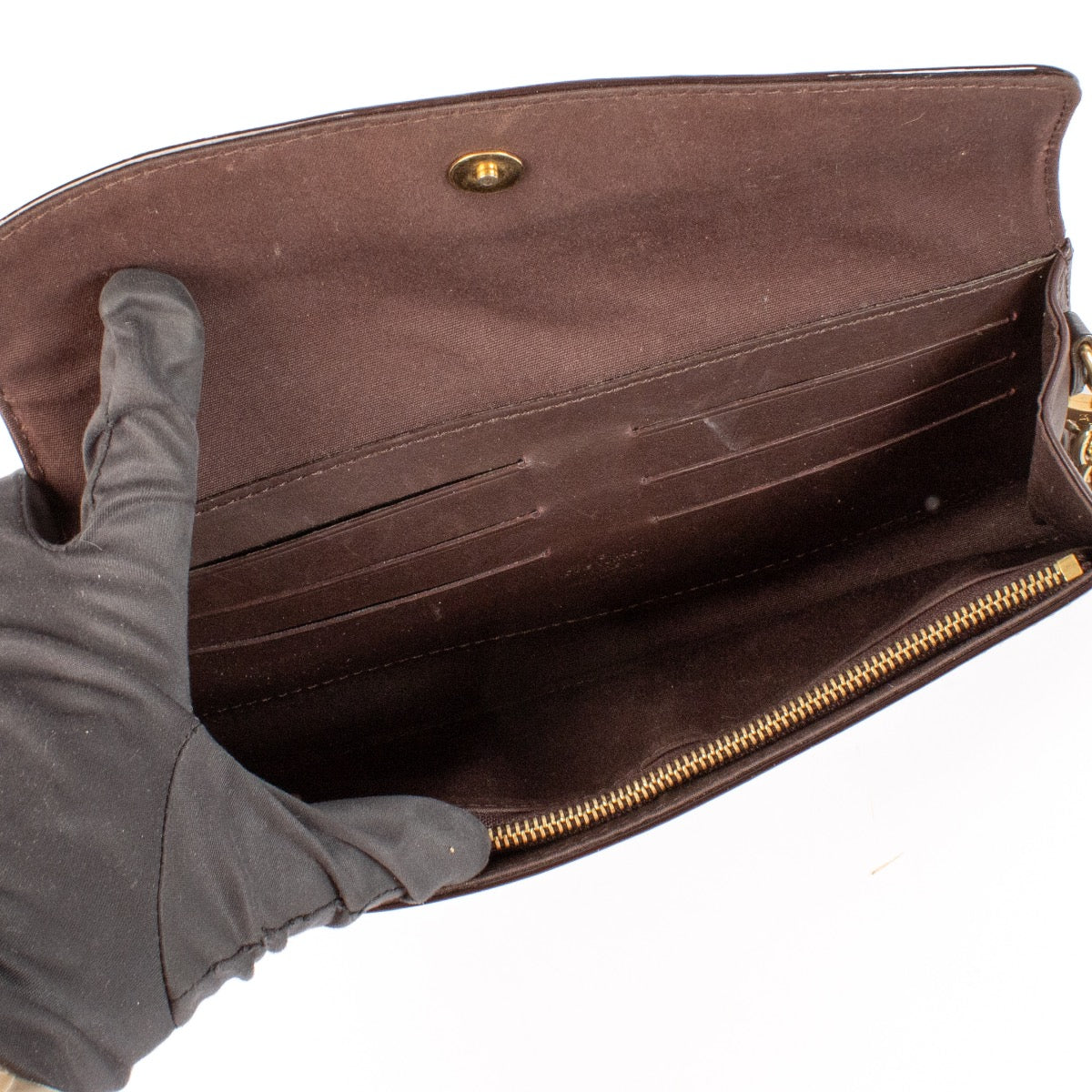 Shop safe online at Labellov in Antwerp, Brussels and Knokke this 100% authentic second hand Louis Vuitton Amarante Vernis Sunset Boulevard Clutch. Veilig online kopen van een authentiek Louis Vuitton Amarante Vernis Sunset Boulevard Clutch bij labellov.