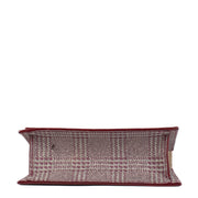 Shop safe online at Labellov in Antwerp, Brussels and Knokke this 100% authentic second hand Jimmy Choo Silver and Purple Shimmer Crossbody. Koop veilig online een tweedehands authentieke Jimmy Choo zilveren handtas.