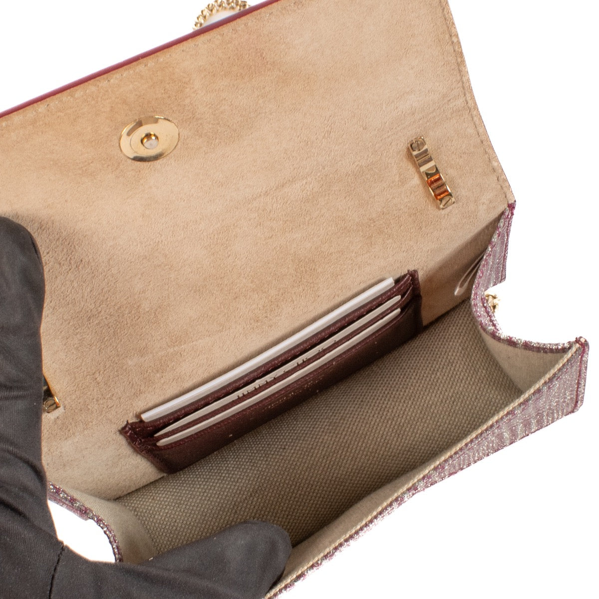 Shop safe online at Labellov in Antwerp, Brussels and Knokke this 100% authentic second hand Jimmy Choo Silver and Purple Shimmer Crossbody. Koop veilig online een tweedehands authentieke Jimmy Choo zilveren handtas.