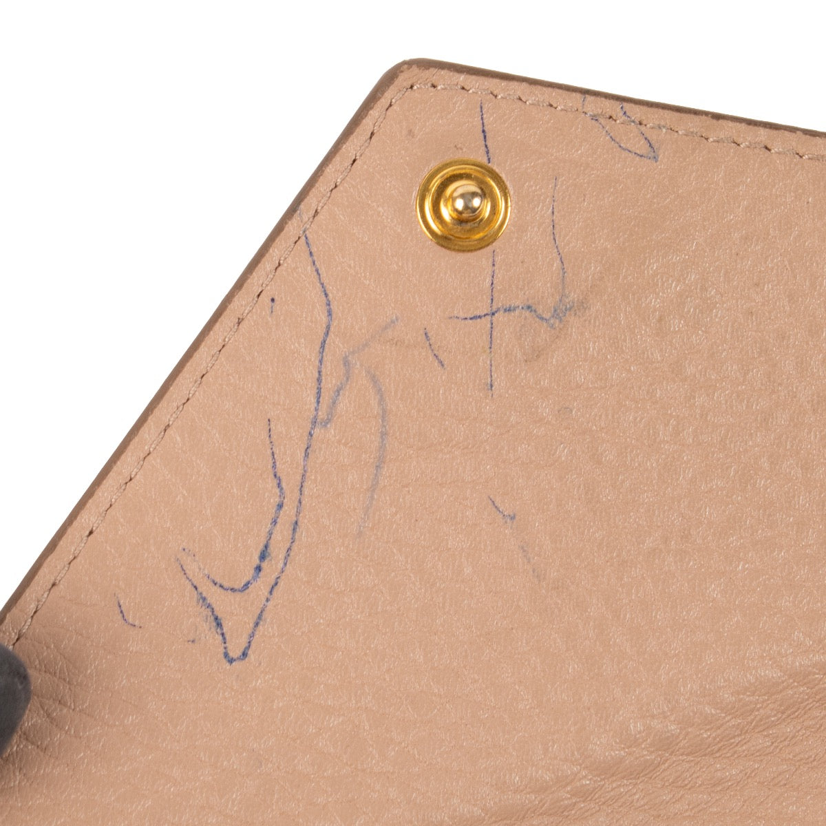 Shop safe online at Labellov in Antwerp, Brussels and Knokke this 100% authentic second hand Prada Beige Envelope Clutch. Veilig online kopen van authentieke tweedehands Prada Beige Envelope Clutch bij Labellov.