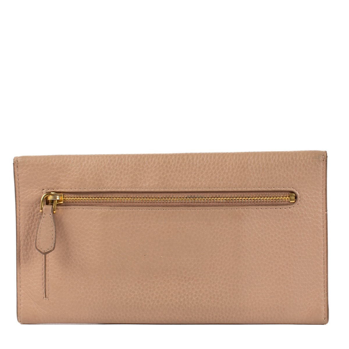 Shop safe online at Labellov in Antwerp, Brussels and Knokke this 100% authentic second hand Prada Beige Envelope Clutch. Veilig online kopen van authentieke tweedehands Prada Beige Envelope Clutch bij Labellov.