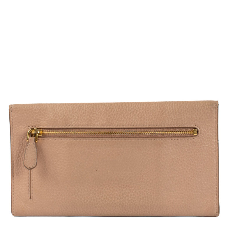 Shop safe online at Labellov in Antwerp, Brussels and Knokke this 100% authentic second hand Prada Beige Envelope Clutch. Veilig online kopen van authentieke tweedehands Prada Beige Envelope Clutch bij Labellov.