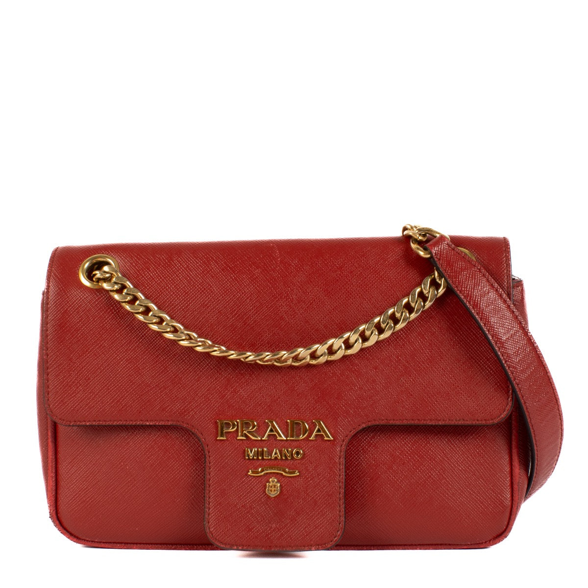 Shop safe online at Labellov in Antwerp, Brussels and Knokke this 100% authentic second hand Prada Red Saffiano Flap Crossbody Bag. Veilig online kopen bij Labellov deze authentieke Prada Red Saffiano Flap Crossbody handtas.