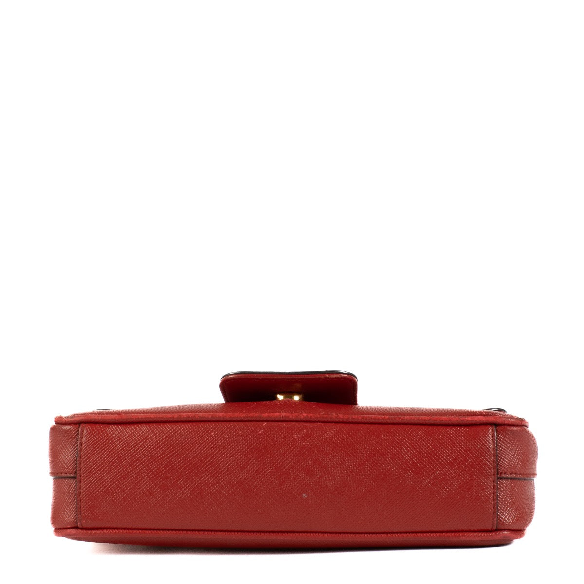 Shop safe online at Labellov in Antwerp, Brussels and Knokke this 100% authentic second hand Prada Red Saffiano Flap Crossbody Bag. Veilig online kopen bij Labellov deze authentieke Prada Red Saffiano Flap Crossbody handtas.