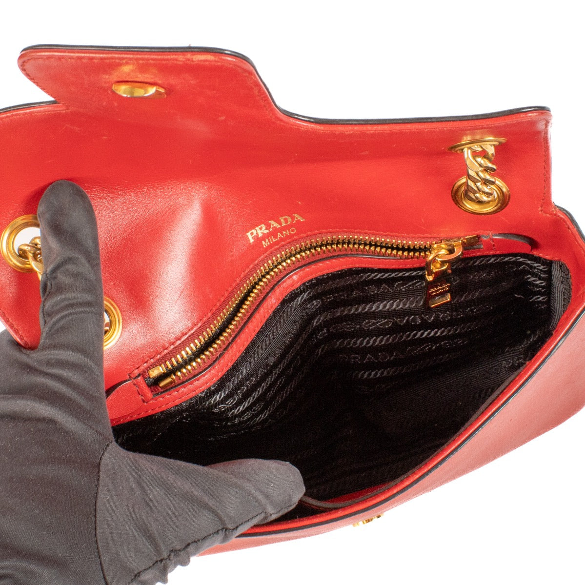 Shop safe online at Labellov in Antwerp, Brussels and Knokke this 100% authentic second hand Prada Red Saffiano Flap Crossbody Bag. Veilig online kopen bij Labellov deze authentieke Prada Red Saffiano Flap Crossbody handtas.