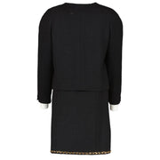 Authentic vintage second hand Chanel 90A Tweed Little Black Jacket/Skirt Set on www.labellov.com. Veilig online tweedehands authentieke Chanel 96A zwarte tweed set kopen bij Labellov.