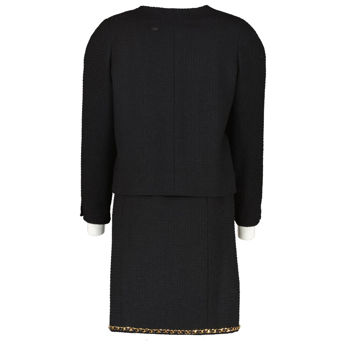 Authentic vintage second hand Chanel 90A Tweed Little Black Jacket/Skirt Set on www.labellov.com. Veilig online tweedehands authentieke Chanel 96A zwarte tweed set kopen bij Labellov.