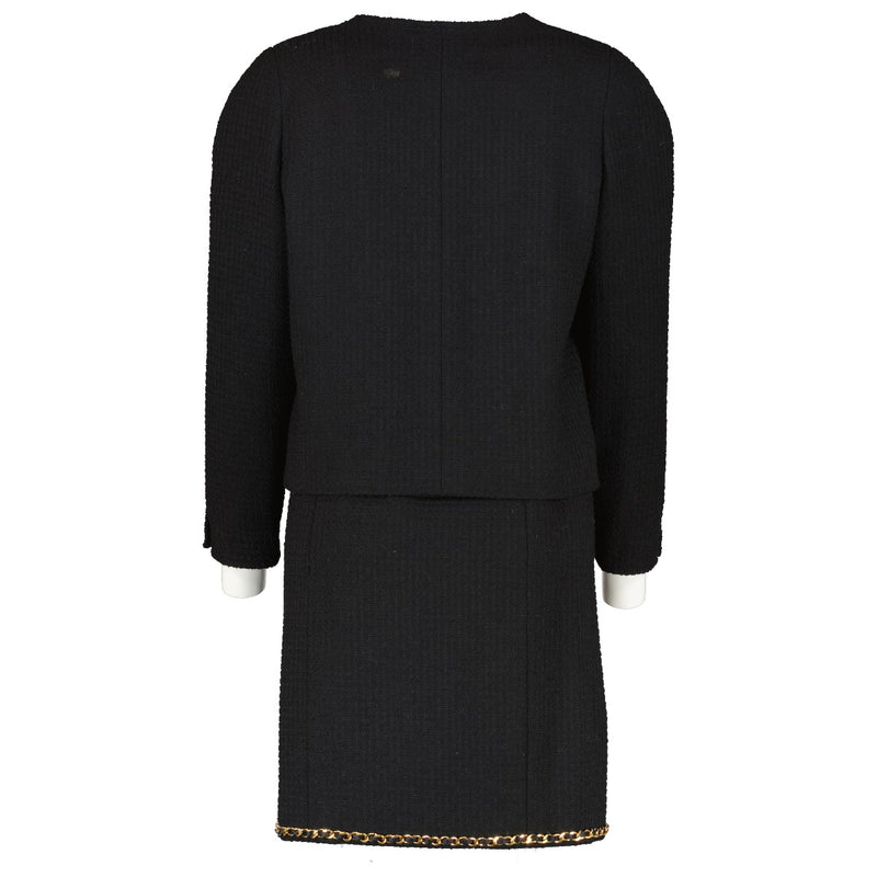 Authentic vintage second hand Chanel 90A Tweed Little Black Jacket/Skirt Set on www.labellov.com. Veilig online tweedehands authentieke Chanel 96A zwarte tweed set kopen bij Labellov.