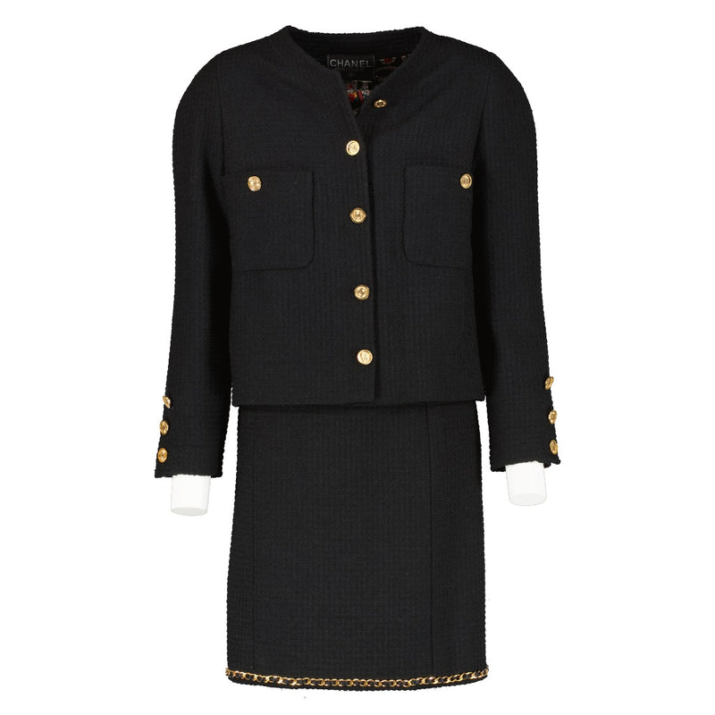 Authentic vintage second hand Chanel 90A Tweed Little Black Jacket/Skirt Set on www.labellov.com. Veilig online tweedehands authentieke Chanel 96A zwarte tweed set kopen bij Labellov.