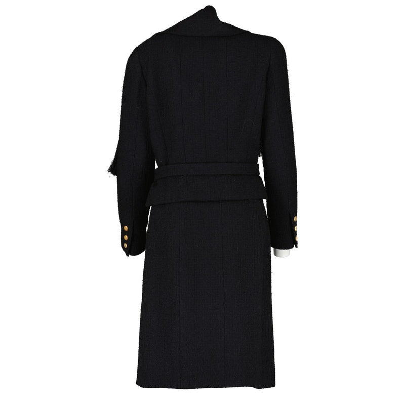 Authentic vintage second hand Chanel 96A Black Tweed Scarf/Jacket/Skirt Set on www.labellov.com. Veilig online tweedehands authentieke Chanel 96A Black Tweed sjaal, jas en rok set kopen bij Labellov.